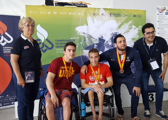 Fernando Moya Espinosa, en el centro, con la medalla de oro.