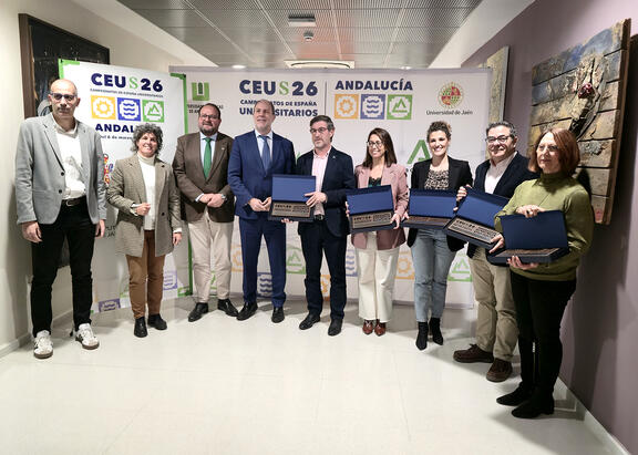 Entrega de placas a las instituciones y entidades colaboradoras, por parte de la UJA.