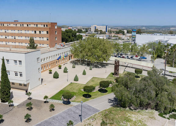 Imagen aérea del Edificio Rectorado, en el Campus Las Lagunillas.