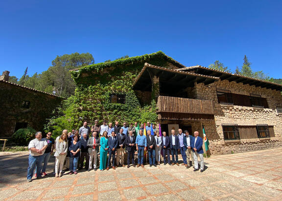 Autoridades, personal investigador y personal técnico, en la Casa Forestal Torre del Vinagre.