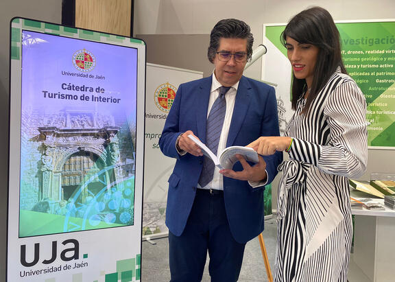 Los miembros de la Cátedra de Turismo de Interior de la UJA Juan Ignacio Pulido, director, y Yaiza López Sánchez.