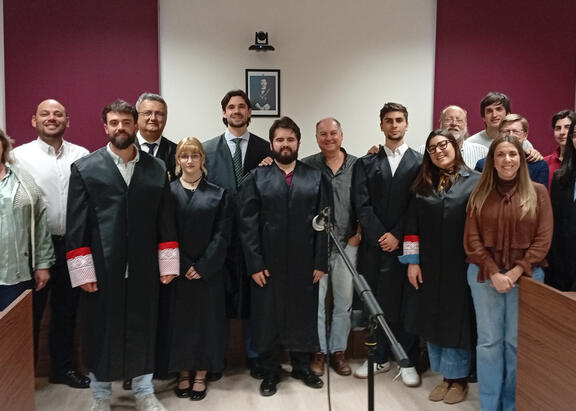 Foto de familia con algunos asistentes a la simulación judicial.