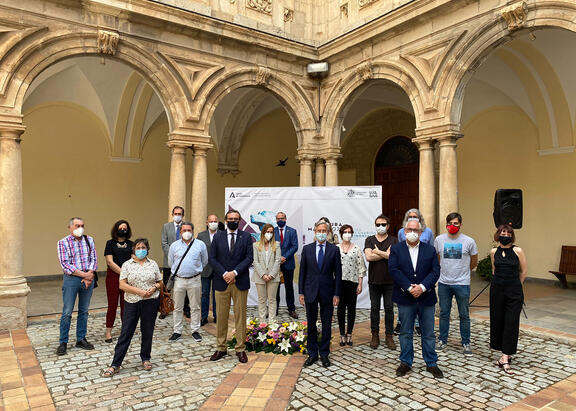 Foto de familia de representantes de instituciones organizadoras con artistas que participarán.
