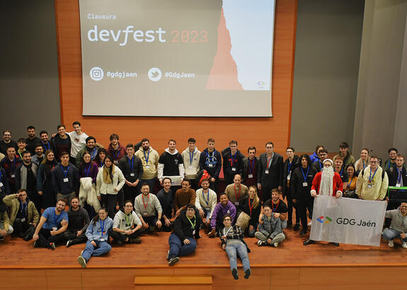 Foto de familia con participantes en Devfest 2023.