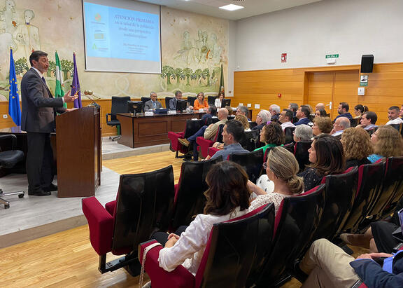 Un momento de la conferencia ofrecida por Alejandro Pérez Milena, especialista en Medicina Familiar y Comunitaria.