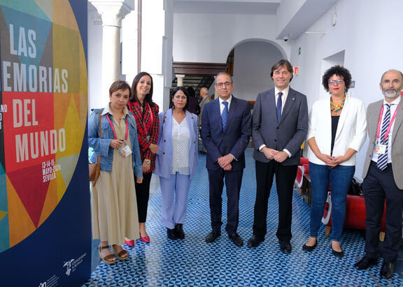 La Vicerrectora de Cultura, segunda por la izquierda, en el encuentro celebrado en Sevilla.