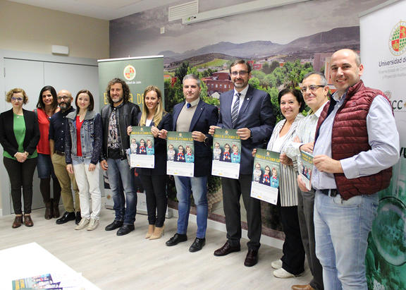 Representantes institucionales y coordinadores de los talleres.