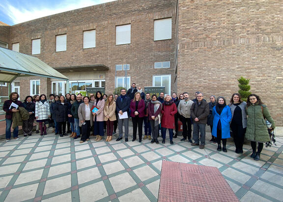 El Rector y representantes institucionales, junto a investigadores que participarán en esta edición de 2023.