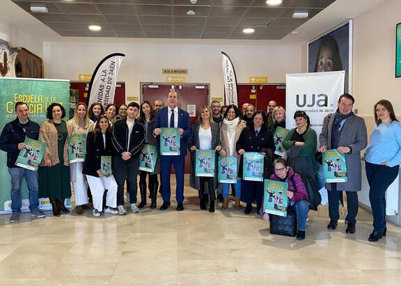 El Rector, tras la presentación, con el profesorado participante en la edición de 2025 de Escuela de la Ciencia.