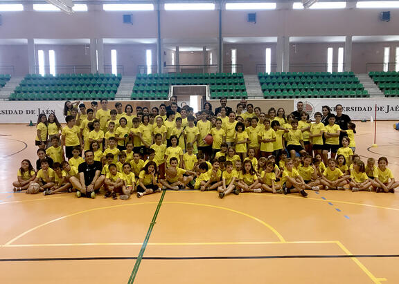 El Rector, representantes institucionales y monitores, con los participantes en la Escuela Deportiva de Verano de la UJA.