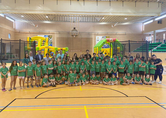 Foto de familia con los participantes en las Escuelas Deportivas de Verano de la UJA en Jaén.