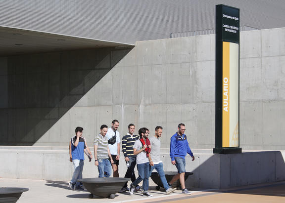 Estudiantes en el Campus Científico-Tecnológico de Linares.
