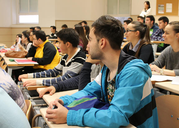 Alumnado de la UJA en clase.