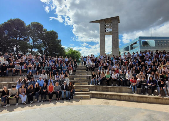 Foto de familia de representantes institucionales de la UJA con participantes.