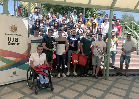 Representantes institucionales junto a deportistas galardonados.