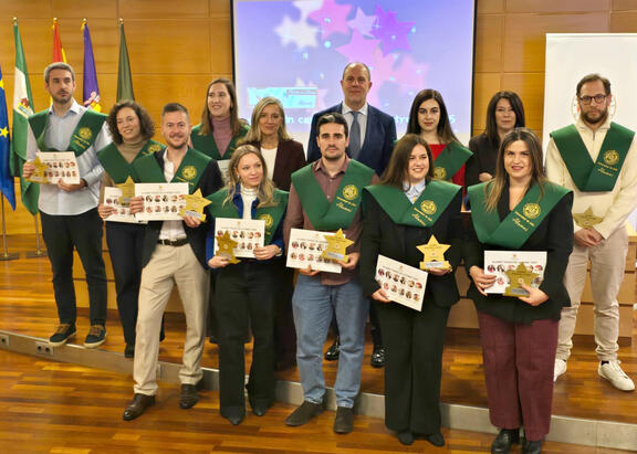 Foto de familia con los egresados Alumni Paseo de la Fama 2025 reconocidos.