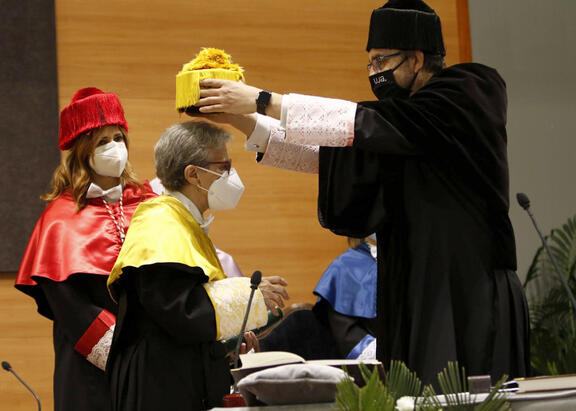 El Rector de la UJA impone el birrete a la nueva Doctora Honoris Causa.