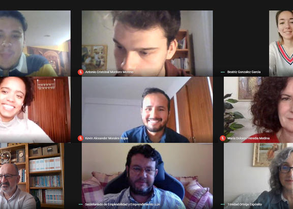 Representantes y personal del Vicerrectorado de Transferencia del Conocimiento, Empleabilidad y Emprendimiento, junto a los cinco estudiantes premiados. 