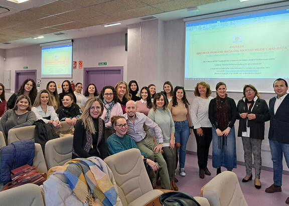 Representantes institucionales, organizadores de las jornadas, ponentes y participantes.