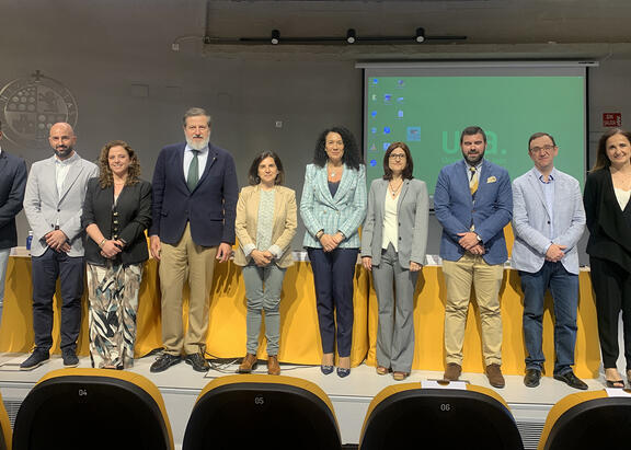 Foto de familia de organizadores con ponentes.