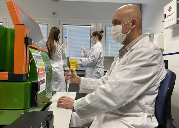 El catedrático José Juan Gaforio, en el laboratorio de Inmunología de la UJA.