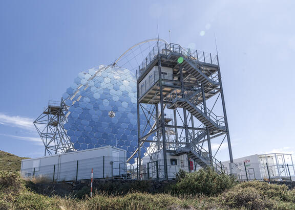 Telescopio LST-1, con la torre de acceso diseñada por la UJA en primera plano. (Antonio Marante).
