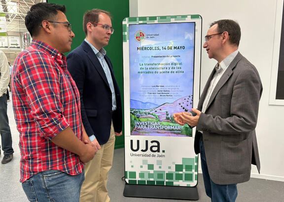 De derecha a izquierda, Luis Martínez, Francisco J. Quesada y Bruno Ramos, investigadores de la UJA.