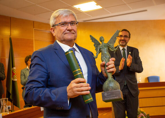 Manuel Huertas, con el reconocimiento otorgado por la UJA.