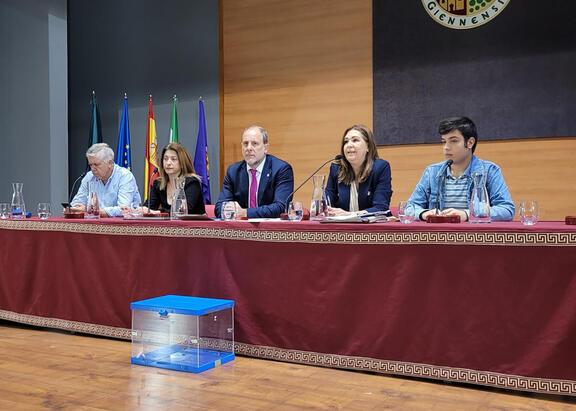 Mesa del Claustro Universitario, durante la celebración de su sesión extraordinaria.