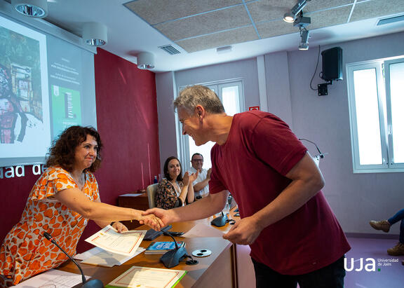 Entrega del primer premio a Emilio Maldonado Poyatos.