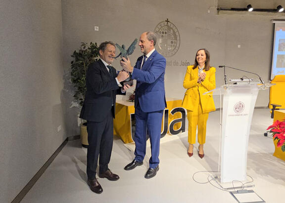 El Rector hace entrega del galardón a José Ángel Cabrera.