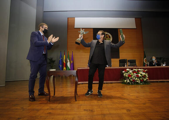 Santiago Ydáñez, con el galardón, junto al Rector de la UJA.