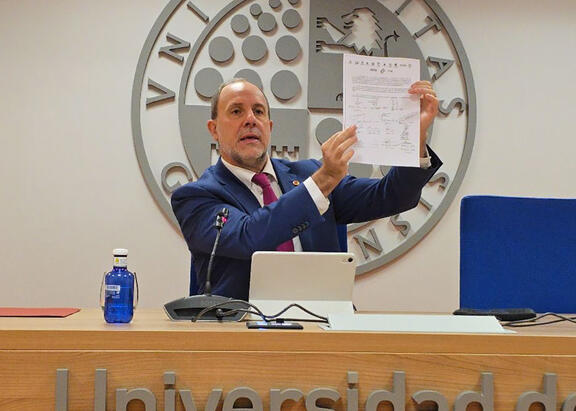 El Rector Nicolás Ruiz, en una anterior comparecencia ante los medios de comunicación.