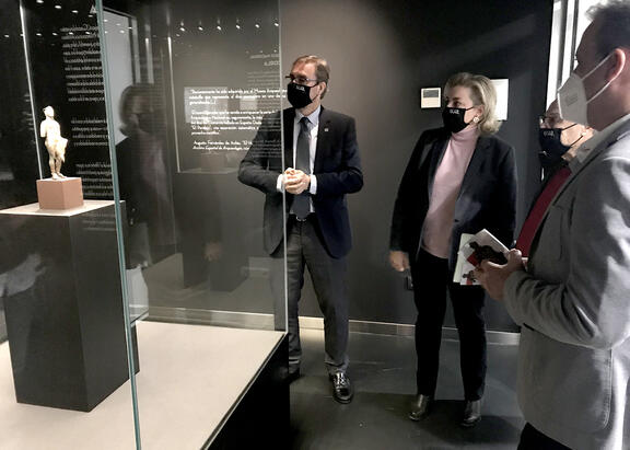 El Rector de la UJA, Mercedes Simal, Pedro Galera y el alcalde de Cazorla contemplan la escultura. 