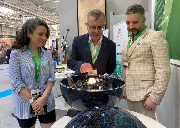 Cintia Soledad Peri, Josep Martí Ribas y Pedro Luis Luque Escamilla, observan un planetario en el stand de la UJA en Tierra Adentro. 