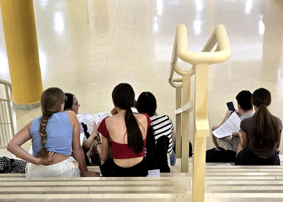 Estudiantes en el interior del Edificio B4, en la pasada edición de la PAU.