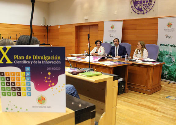 Intervención del Rector de la UJA, durante la presentación.