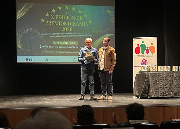 Fernando Valverde recoge el premio concedido al Servicio de Atención y Ayuda al Estudiante de la UJA.