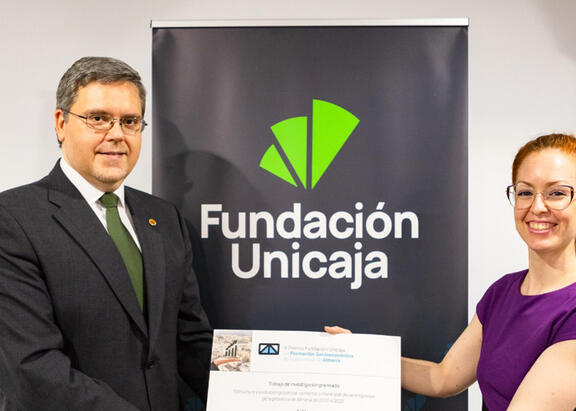 Entrega del premio al profesor de la UJA Alfonso Miguel Márquez García.