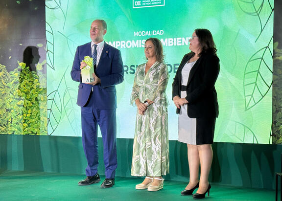 El Rector Nicolás Ruiz recoge el premio de manos de la consejera Catalina Ruiz.