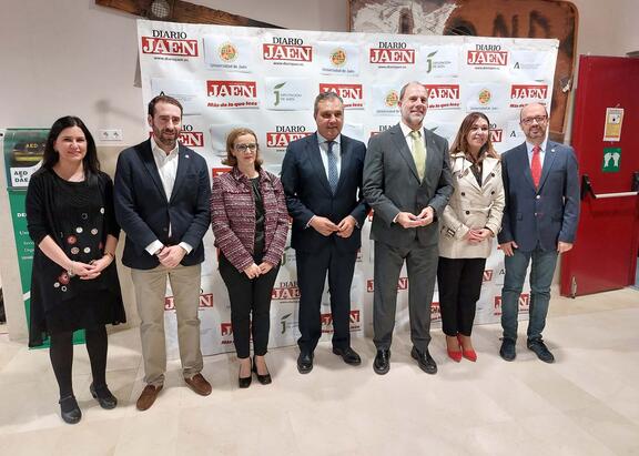  El Rector de la UJA, Nicolás Ruiz, junto al presidente de Diario Jaén, Eleuterio Muñoz, y miembros del Equipo de Gobierno de la UJA.