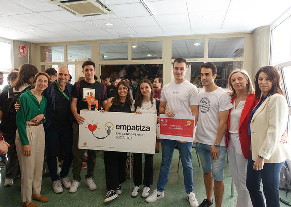 Entrega del primer premio a cargo de responsables del proyecto y del Vicerrectorado de Estudiantes y Empleabilidad.