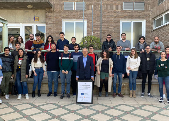 El Vicerrector de Investigación de la UJA, junto a los jóvenes investigadores incorporados.