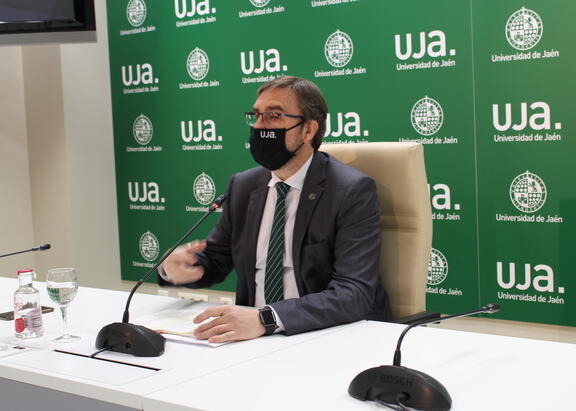 Intervención del Rector de la UJA durante la rueda de prensa.