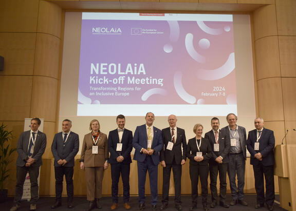 El Rector de la UJA, en el centro, junto a los rectores y representantes del resto de universidades que componen NEOLAiA.