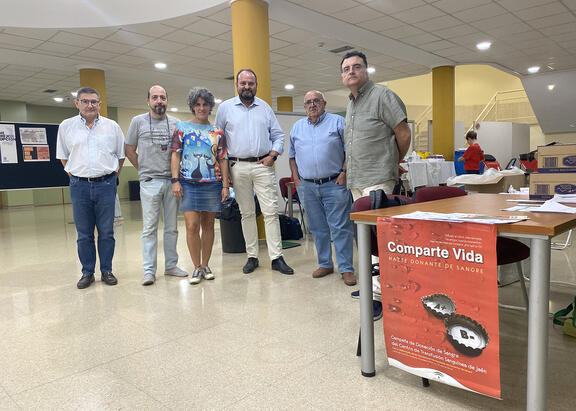 Representantes del Vicerrectorado Sostenible y Saludable de la UJA y de la Hermandad de Donantes de Sangre de Jaén.