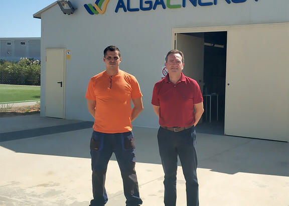 Ruperto Bermejo, responsable del proyecto en la UJA, y Roberto Padilla, responsable técnico de la planta de producción de AlgaEnergy en Arcos de la Frontera (Cádiz).