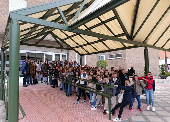 Escolares que han participado, junto a las investigadores y miembros de UniRadio Jaén.
