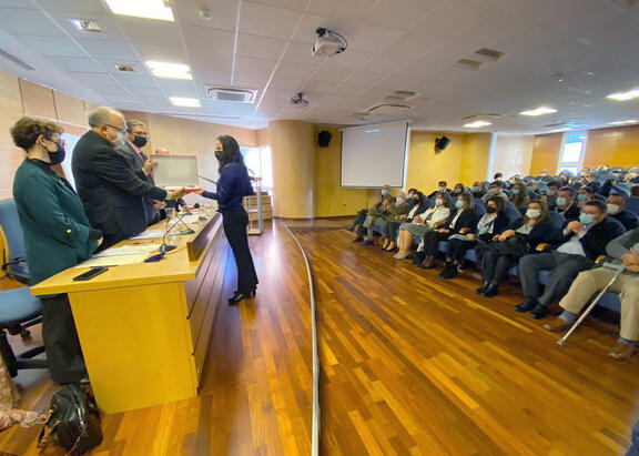 Momento de la entrega de distinciones y premios.