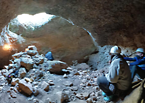 Interior de la Cueva de la Lobera, en Castellar.